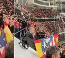 Captan de muy cerca la ofensa de los radicales del Atleti durante el minuto de silencio