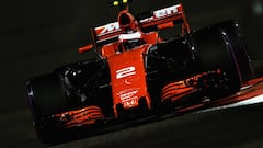 ABU DHABI, UNITED ARAB EMIRATES - NOVEMBER 24: Stoffel Vandoorne of Belgium driving the (2) McLaren Honda Formula 1 Team McLaren MCL32 on track during practice for the Abu Dhabi Formula One Grand Prix at Yas Marina Circuit on November 24, 2017 in Abu Dhabi, United Arab Emirates.  (Photo by Mark Thompson/Getty Images)