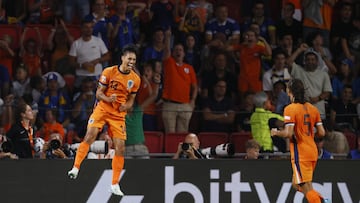 Reijnders y Simons hacen olvidar a De Jong