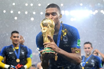 Kylian Mbappé celebrates with the World Cup Trophy following his side's victory in the 2018 FIFA World Cup Final between France and Croatia at Luzhniki Stadium on July 15, 2018 in Moscow, Russia.  (Photo by Matthias Hangst/Getty Images)