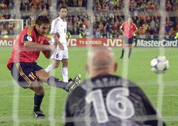 En los cuartos de final de la Eurocopa de 2000, España se enfrentaba a la vigente campeona del Mundo, Francia. Fue un partido bastante parejo que la Selección iba perdiendo 2-1 ante los Zidane y compañía. En el último minuto Bahrez cometió penalti ante Abelardo. Raúl tomó la responsabilidad de lanzarlo pero falló y mandó el balón a las nubes, perdiendo así la posibilidad de empatar el partido e ir a la prórroga.