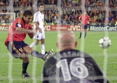 En los cuartos de final de la Eurocopa de 2000, España se enfrentaba a la vigente campeona del Mundo, Francia. Fue un partido bastante parejo que la Selección iba perdiendo 2-1 ante los Zidane y compañía. En el último minuto Bahrez cometió penalti ante Abelardo. Raúl tomó la responsabilidad de lanzarlo pero falló y mandó el balón a las nubes, perdiendo así la posibilidad de empatar el partido e ir a la prórroga.