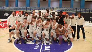 La plantilla del Real Madrid de baloncesto júnior que ha ganado el campeonato de Madrid de la categoría en 2019.