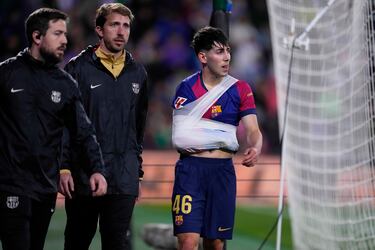 Dani Rodríguez, canterano del Barcelona, ​​abandona el campo tras una lesión durante el partido de La Liga española entre el Valladolid y el FC Barcelona en el estadio José Zorrilla de Valladolid.