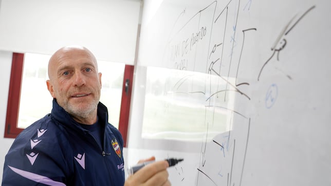 “Sería una irresponsabilidad renovar ahora a Calero”