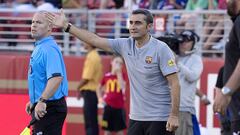 Ernesto Valverde da indicaciones durante el partido disputado entre Mil&aacute;n y Barcelona en Santa Clara. 