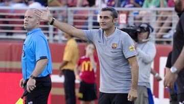 Ernesto Valverde da indicaciones durante el partido disputado entre Mil&aacute;n y Barcelona en Santa Clara. 