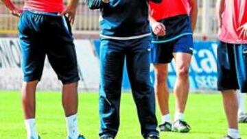 <b>DIÁLOGO. </b>Hugo charla con sus jugadores durante la sesión.