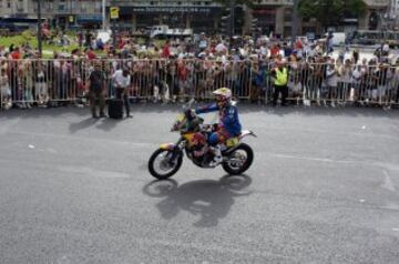 Jordi Viladoms saluda a la gente durante su paso por Buenos Aires.