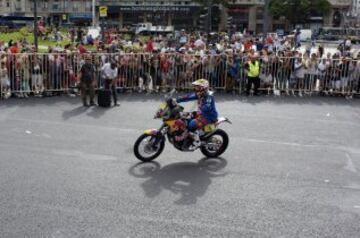 Jordi Viladoms saluda a la gente durante su paso por Buenos Aires. 