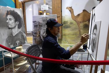 En el zoco hay todo tipo de comercios. Un dibujante pinta un retrato de Messi.
