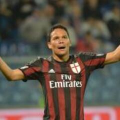 Prensa italiana: Bacca es figura, pero es transferible en Milan
