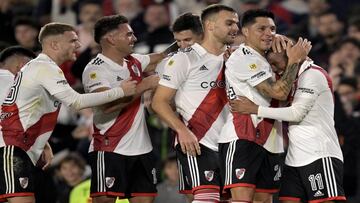 River Plate's Uruguayan midfielder Nicolas De La Cruz (R) celebrates with teammates after scoring a goal against Colon during the Argentine Professional Football League match at the Monumental stadium in Buenos Aires, on July 5, 2023. (Photo by JUAN MABROMATA / AFP)