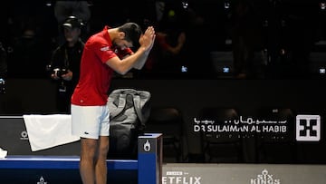 Novak Djokovic se disculpa con el público de Riad, en el Six Kings Slam.
