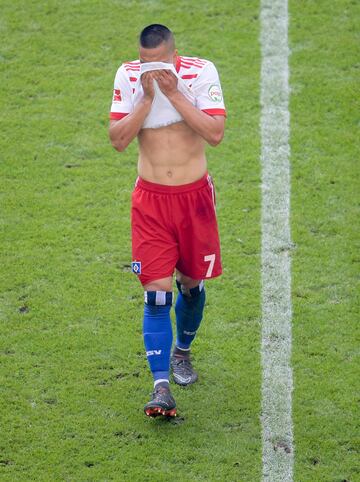 El delantero Bobby Wood abandona el terreno de juego llorando desconsoladamente.