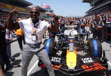 Terry Crews posa con el Red Bull Racing de Max Verstappen
en el Paddock del Gran Premio de Barcelona que se disputa en el circuito de Barcelona-Catalu?a.