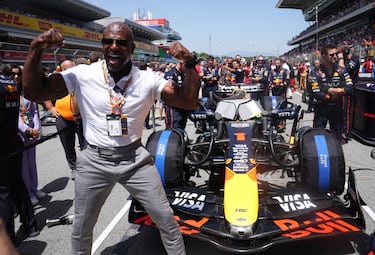 Terry Crews posa con el Red Bull Racing de Max Verstappen 
en el Paddock del Gran Premio de Barcelona que se disputa en el circuito de Barcelona-Cataluña.