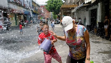 Las personas que tiren agua en Sábado de Gloria recibirán una multa de hasta 12 mil pesos en México, incluso podrán ser arrestados o pagar con trabajo comunitario.