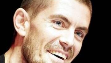 Gus Hansen tiene motivos para sonreír, con 1.600.000$ más.