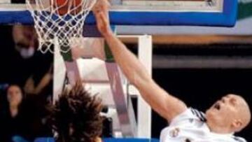 <b>ALTO NIVEL.</b> Kambala intenta taponar un lanzamiento de Varejao. Ambos tuvieron una actuación notable.