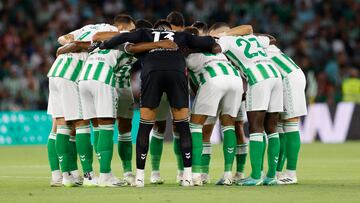 Soccer Football - LaLiga - Real Betis v Atletico Madrid - Estadio Benito Villamarin, Seville, Spain - August 20, 2023 Real Betis players huddle before the match REUTERS/Marcelo Del Pozo
