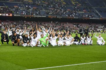 Los futbolistas del Eintracht celebran con los numerosos seguidores alemanes presentes en el Camp Nou el pase a las semifinales de la Europa League.