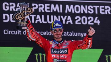 Francesco Bagnaia en el podio de Montmel¨®.
