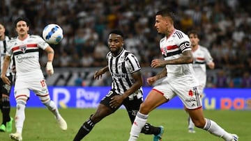 Ceara's Colombian Steven Mendoza (L) and Sao Paulo's Diego Costa vie for the ball during their Copa Sudamericana football tournament quarterfinals all-Brazilian second leg match at the Arena Castelao stadium in Fortaleza, Brazil, on August 10, 2022. (Photo by Kely Pereira / AFP) (Photo by KELY PEREIRA/AFP via Getty Images)