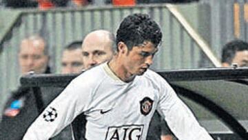 Cristiano Ronaldo dando una patada a una botella de agua tras ser cambiado.