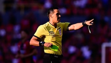 Referee Daniel Quintero during the 10th round match between Atlas and Atletico de San Luis as part of the Liga BBVA MX Varonil, Torneo Clausura 2026 at Jalisco Stadium, on February 21, 2026 in Guadalajara, Jalisco, Mexico.