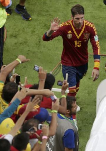 Aficionados cámara en mano para fotografiar a los jugadores de la selección. En la imágen Sergio Ramos.