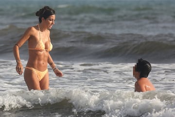 El italiano está disfrutando de sus días libres en la playa con su ex mujer y el hijo de ambos, Falco Nathan.