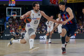 Sergio Llull encara la defensa de Kyle Kuric.
