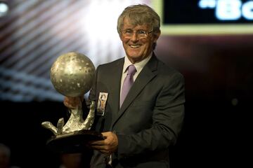 Bora dirigió tanto a la Selección Mexicana como a la de Estados Unidos. Además, entrenó a Pumas, Veracruz, Tecos y New York MetroStars.