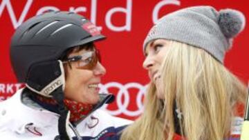 Annemarie Moser-Pr&oacute;ell (inzquirda) habla con Lindsey Vonn. 