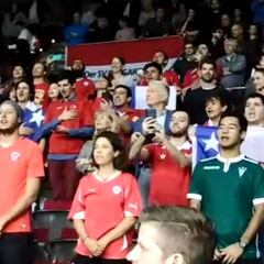 Así se escuchó el himno de Chile antes del inicio de la serie