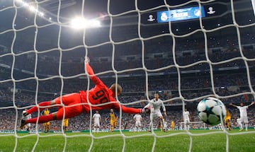 Soccer Football - Champions League - Real Madrid vs Apoel Nicosia - Santiago Bernabeu Stadium, Madrid, Spain - September 13, 2017 Real Madrid’s Cristiano Ronaldo scores their second goal from a penalty