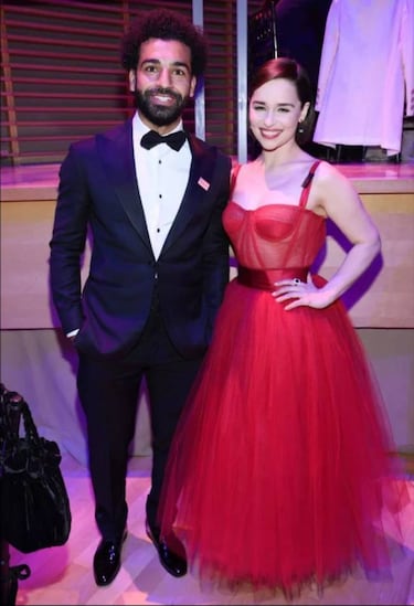 Mohamed Salah posó con Emilia Clarke en una alfombra roja