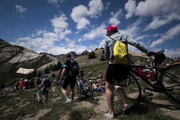 Aficionados esperando la llegada de los ciclistas.