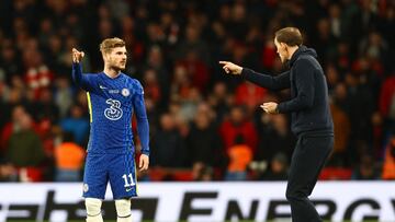 Soccer Football - Carabao Cup Final - Chelsea v Liverpool - Wembley Stadium, London, Britain - February 27, 2022 Chelsea manager Thomas Tuchel talks to Timo Werner before the start of the second half of extra time REUTERS/David Klein
