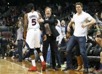 Rutherford Seydel, copropietario de los Hawks celebra una canasta de DeMarre Carroll.