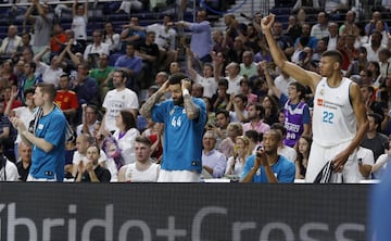 El banquillo madrista. Fabien Causeur, Luka Doncic. Jeffery Taylor, Anthony Randolph y Walter Tavares.