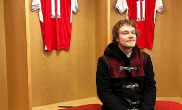 El actor que interpreta a Theon Greyjoy es un fanático del Arsenal. No duda en subir muchas publicaciones de su afición al conjunto gunner. En la imagen dentro del vestuario del Arsenal.