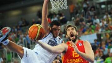 Marc Gasol penetra ante Gentile.