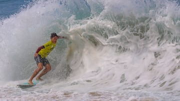Nico Morales, skim en la playa de Santa Cruz, Portugal.