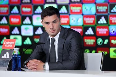 "Gracias, presidente, por la confianza. Agradecer las muestras de cariño y por considerarme para seguir escribiendo la historia del mejor club del mundo".