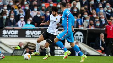 Gon&ccedil;alo Guedes ante Gim&eacute;nez.