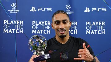 El jugador del Barcelona, Raphinha, con el trofeo MVP del partido.