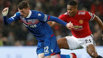 El United se deshace del Stoke y sigue segundo en solitario