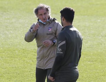 El "Profe" Ortega charla con Luis Suárez. 